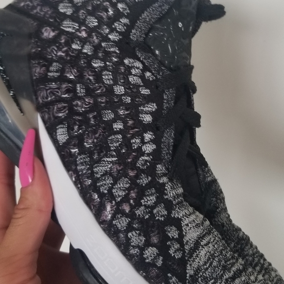 Lebron 17 youth - Picture 5 of 13